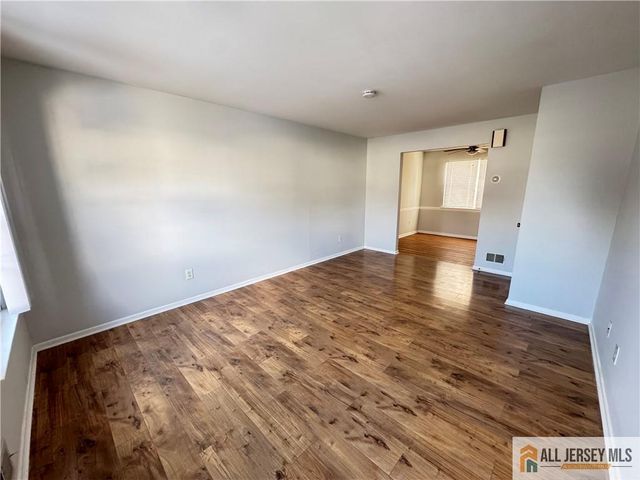 15 Hanover Square C, Middlesex, NJ 08846