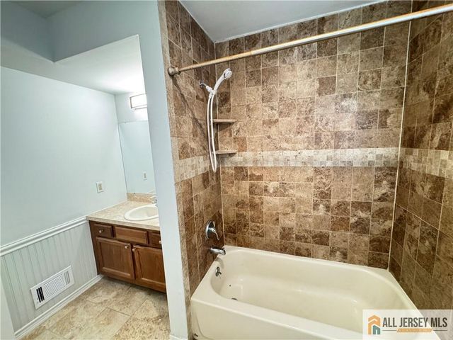 15 Hanover Square C, Middlesex, NJ 08846