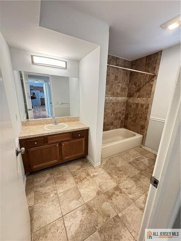 15 Hanover Square C, Middlesex, NJ 08846