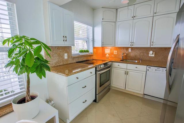 1043 Hillsboro Mile 18c, Hillsboro Beach, FL 33062