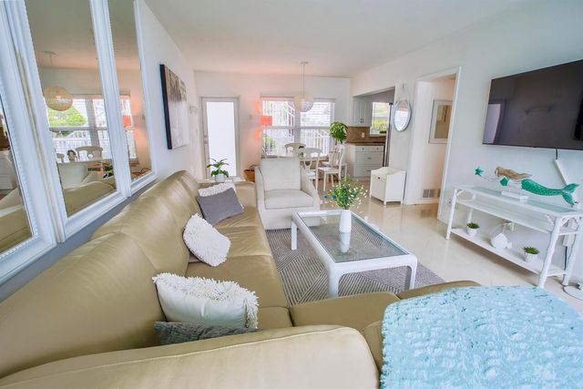 1043 Hillsboro Mile 18c, Hillsboro Beach, FL 33062