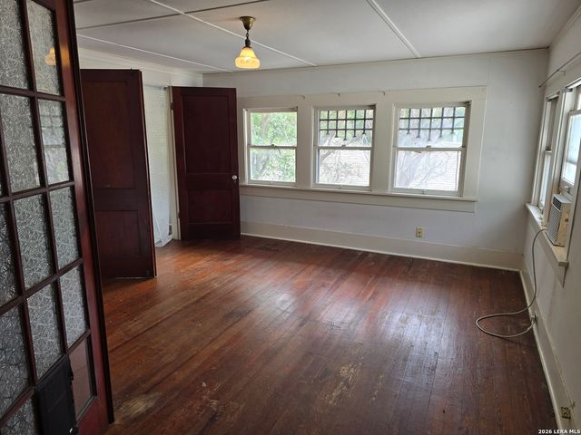 927 W Huisache, San Antonio, TX 78201