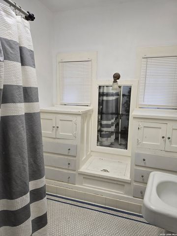 927 W Huisache, San Antonio, TX 78201