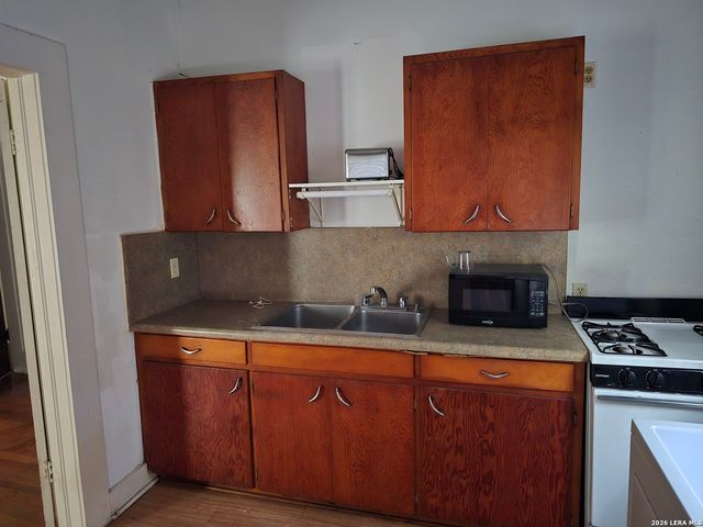 927 W Huisache, San Antonio, TX 78201