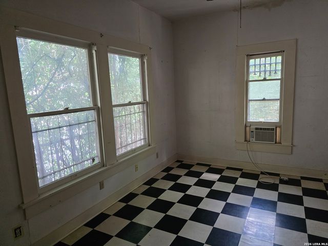 927 W Huisache, San Antonio, TX 78201