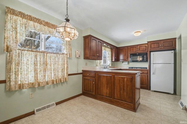 57102 Alan Road, South Bend, IN 46619