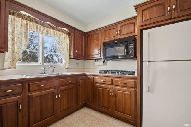 57102 Alan Road, South Bend, IN 46619