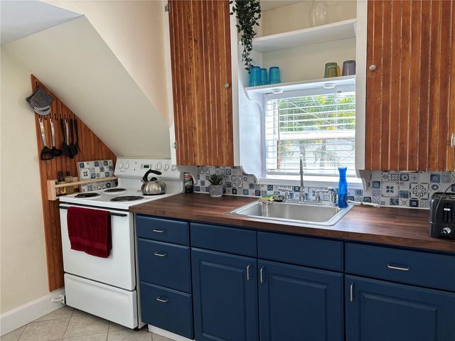 810 22ND AVENUE N 2, St Petersburg, FL 33704