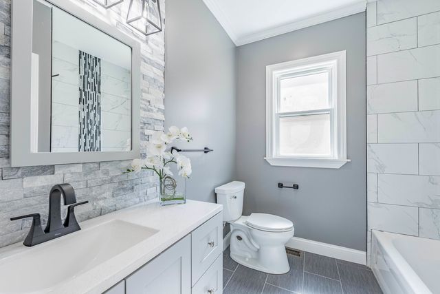 2107 EAST Avenue, Berwyn, IL 60402