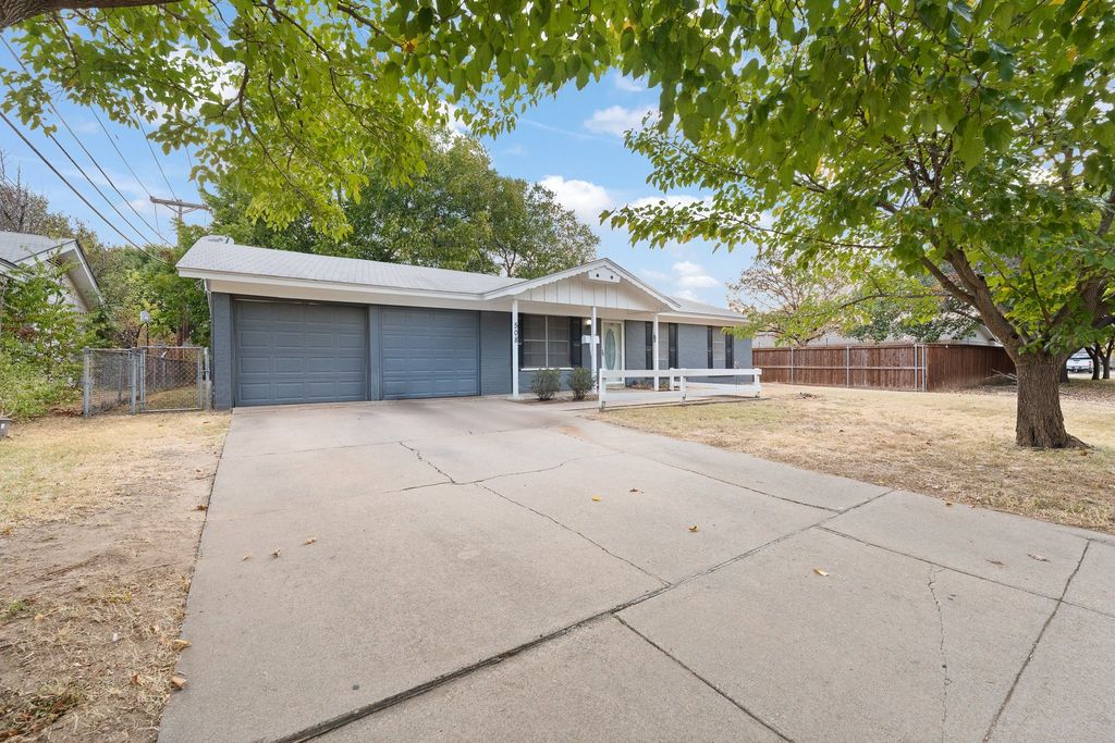508 NW Newton Drive, Burleson, TX 76028 — photo 2