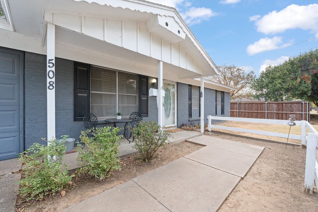 508 NW Newton Drive, Burleson, TX 76028 — photo 4