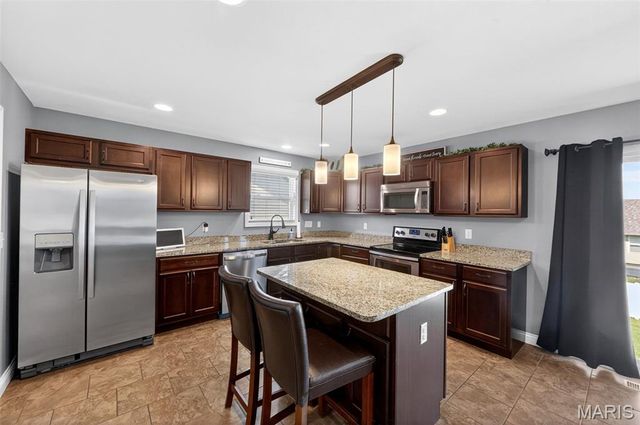 146 Shadow Pointe Drive, Wentzville, MO 63385