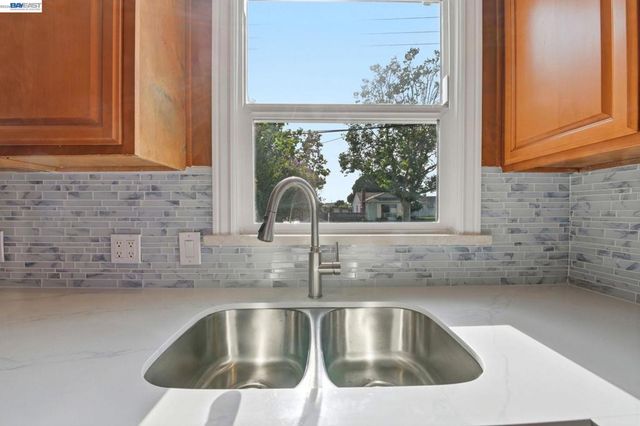 15274 Inverness St, San Leandro, CA 94579