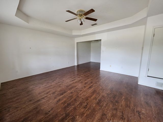 704 S Wilhite Street, Cleburne, TX 76031