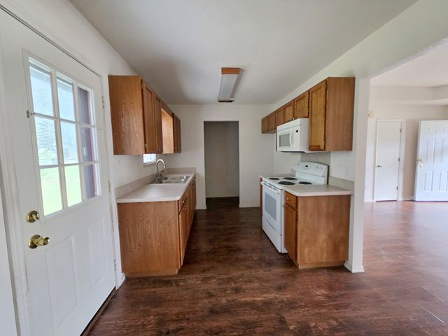 704 S Wilhite Street, Cleburne, TX 76031