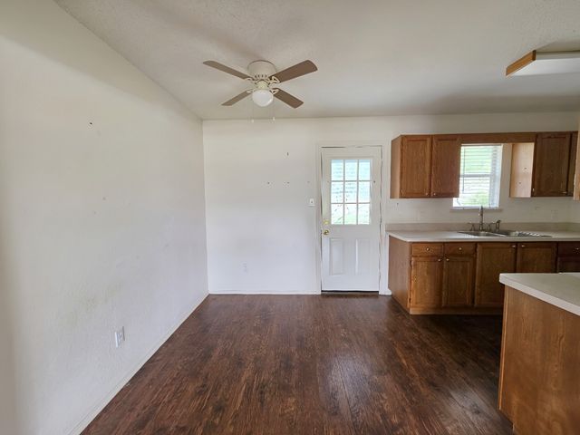 704 S Wilhite Street, Cleburne, TX 76031