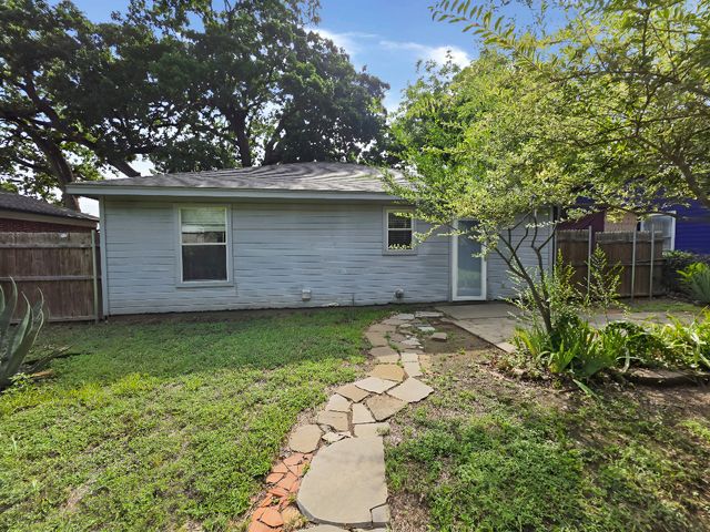 704 S Wilhite Street, Cleburne, TX 76031