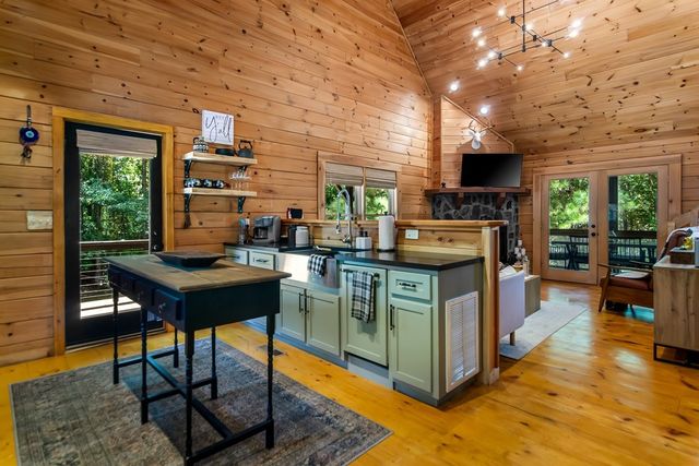 16 Toccoa Ridge Road, Mineral Bluff, GA 30559