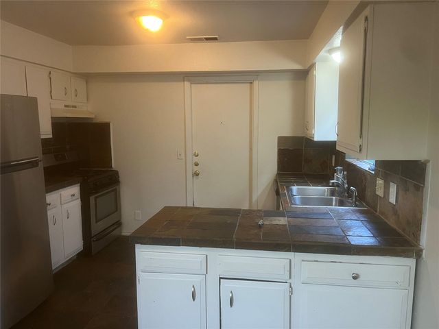 2412 Village Walk, Austin, TX 78744