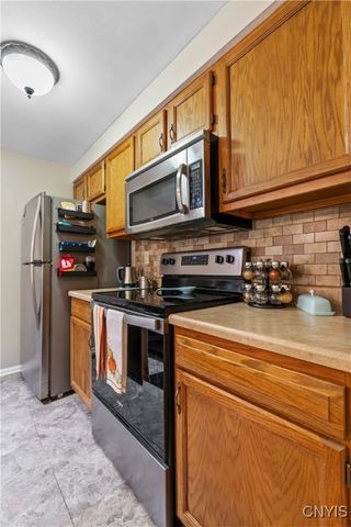 8253 Beehive Cir, Clay, NY 13090