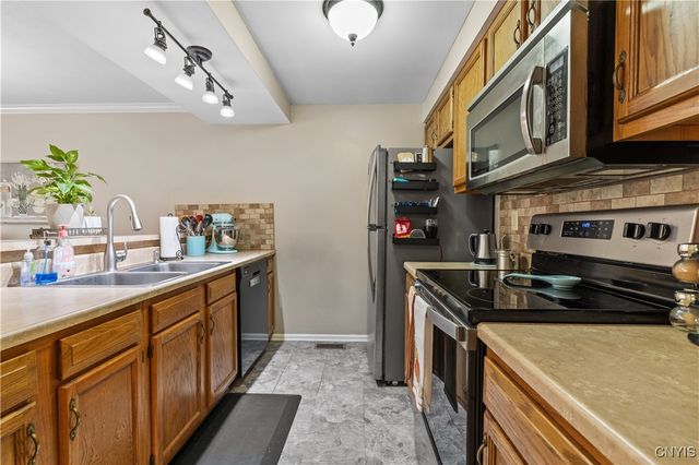 8253 Beehive Cir, Clay, NY 13090