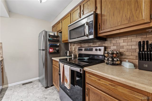 8253 Beehive Cir, Clay, NY 13090