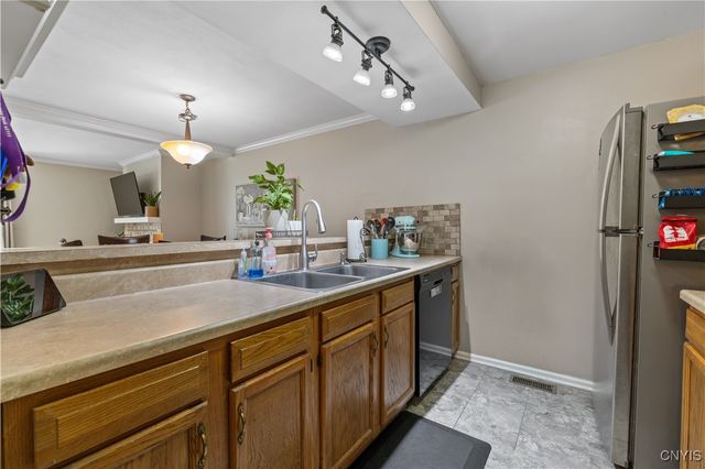 8253 Beehive Cir, Clay, NY 13090