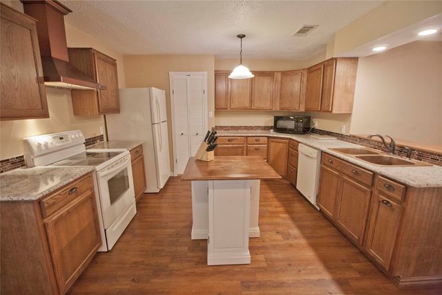 808 Arrow Wood Street, Benbrook, TX 76126