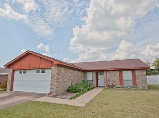 808 Arrow Wood Street, Benbrook, TX 76126