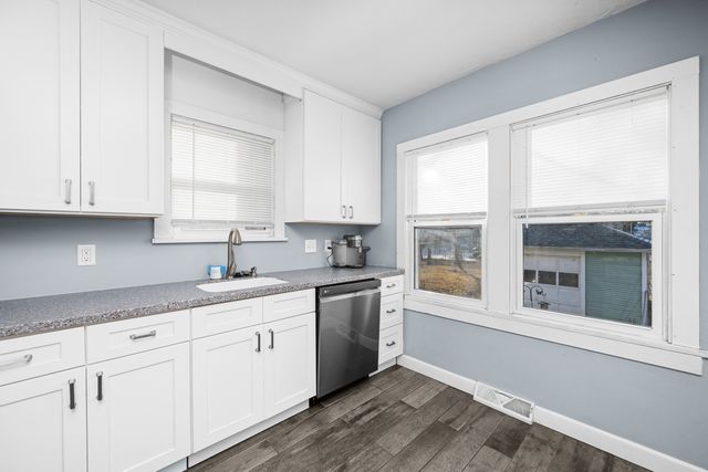 445 48TH Street, Moline, IL 61265