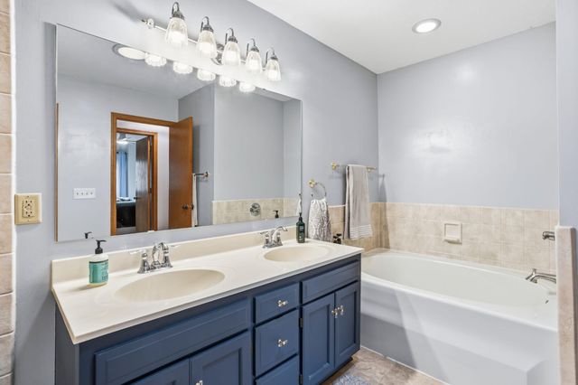 6871 Sherwood Road, Woodbury, MN 55125