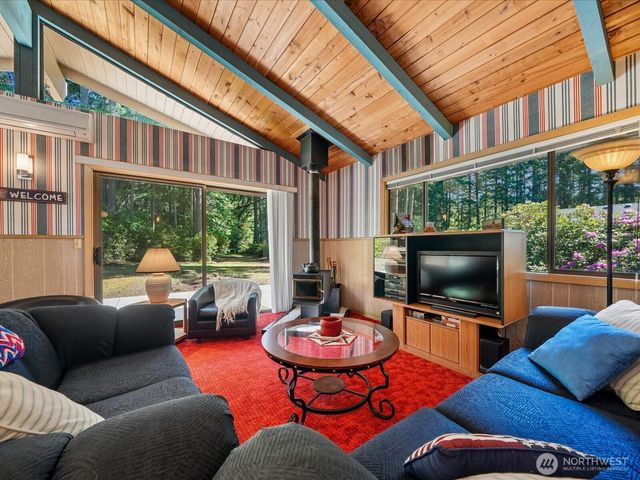 11104 &11106 Leschi Circle, Anderson Island, WA 98303
