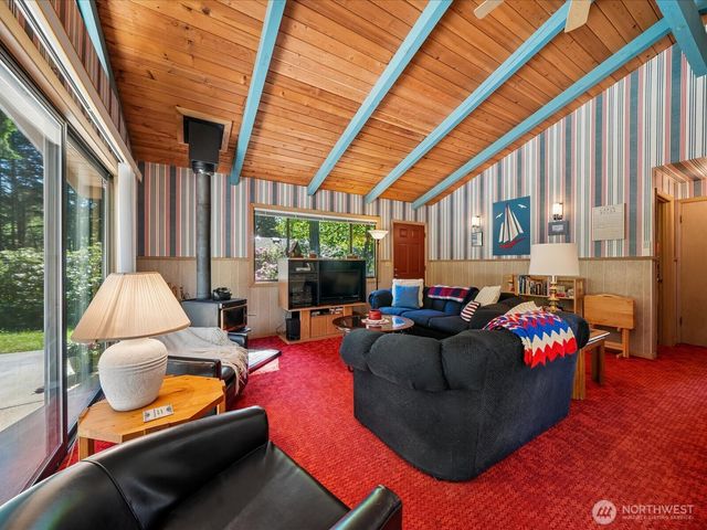 11104 &11106 Leschi Circle, Anderson Island, WA 98303