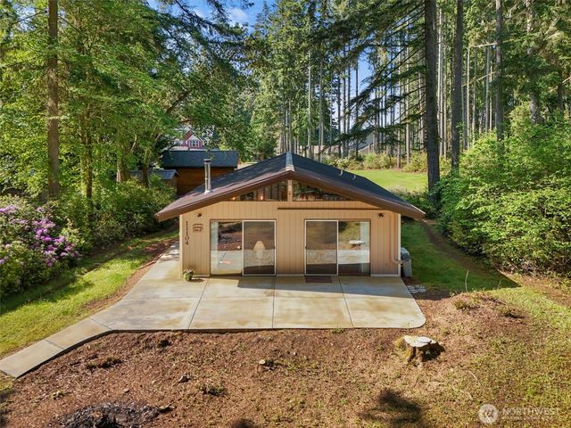 11104 &11106 Leschi Circle, Anderson Island, WA 98303