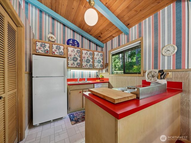11104 &11106 Leschi Circle, Anderson Island, WA 98303