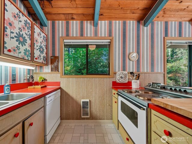 11104 &11106 Leschi Circle, Anderson Island, WA 98303