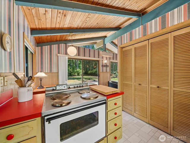 11104 &11106 Leschi Circle, Anderson Island, WA 98303