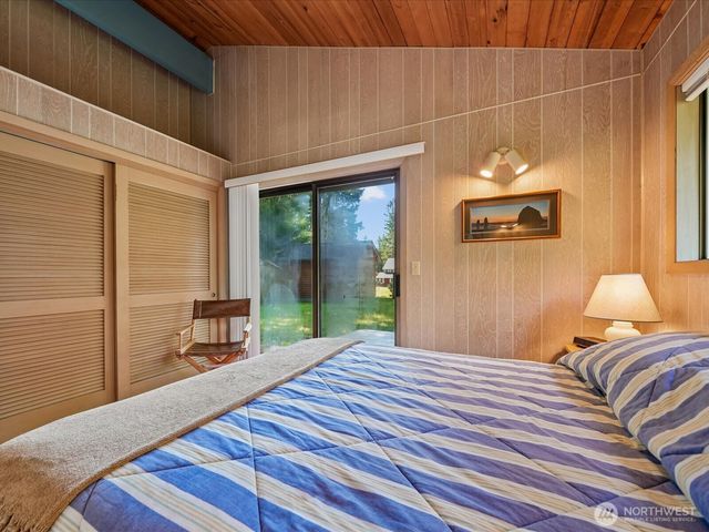 11104 &11106 Leschi Circle, Anderson Island, WA 98303