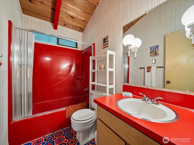 11104 &11106 Leschi Circle, Anderson Island, WA 98303