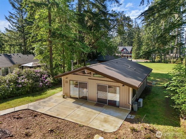 11104 &11106 Leschi Circle, Anderson Island, WA 98303