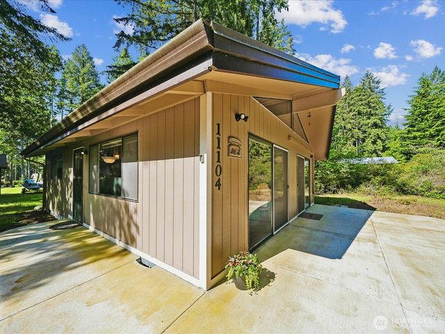 11104 &11106 Leschi Circle, Anderson Island, WA 98303