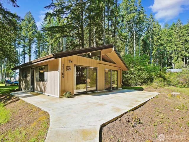 11104 &11106 Leschi Circle, Anderson Island, WA 98303