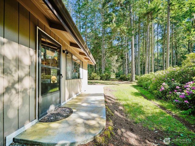 11104 &11106 Leschi Circle, Anderson Island, WA 98303