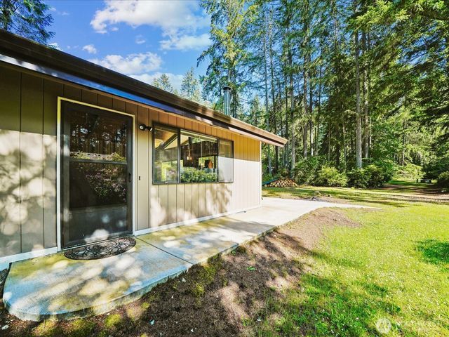 11104 &11106 Leschi Circle, Anderson Island, WA 98303