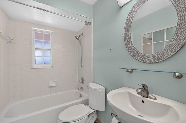 302 E MIRROR LAKE DRIVE, Fruitland Park, FL 34731