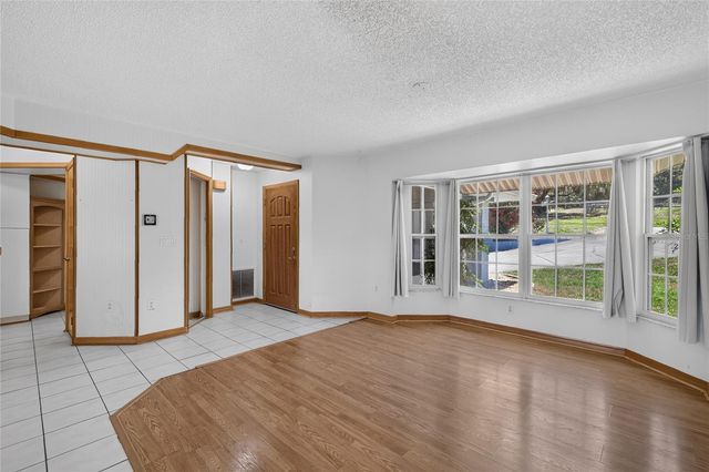 302 E MIRROR LAKE DRIVE, Fruitland Park, FL 34731