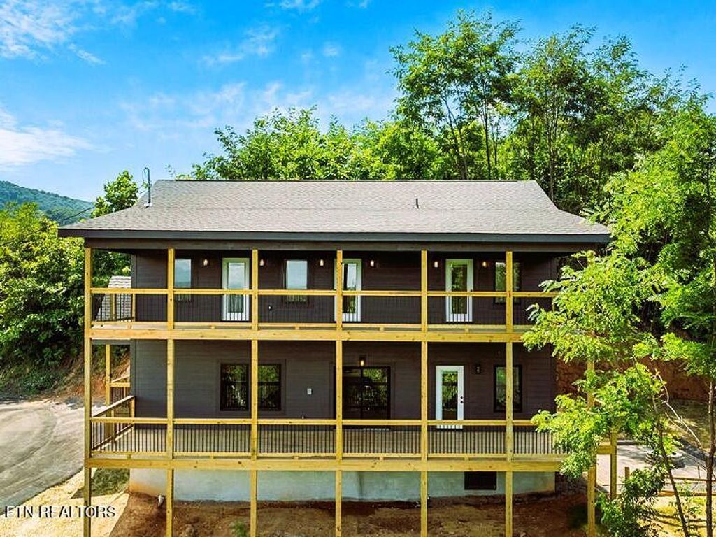 1131 Longview Court, Gatlinburg, TN 37738