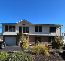620 Lake Boulevard, Lindenhurst, NY 11757