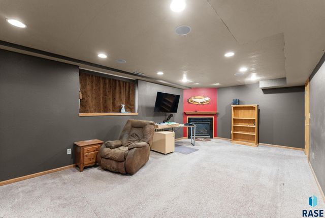 900 E 64th St Street, Sioux Falls, SD 57108