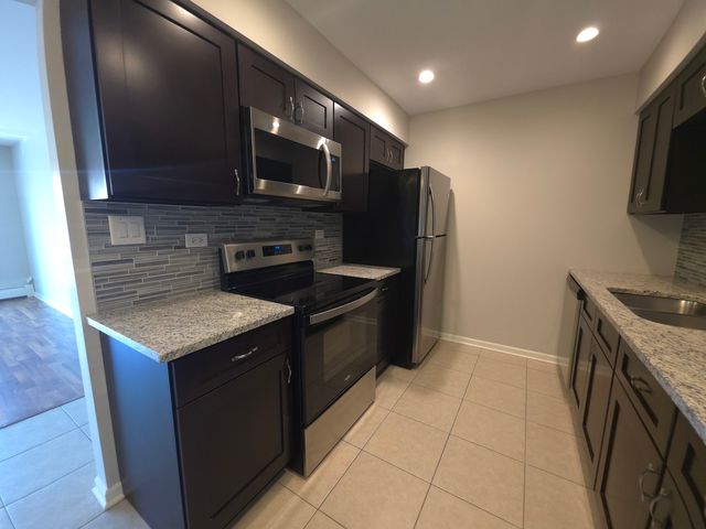 510 KIOWA Court 201, Naperville, IL 60565
